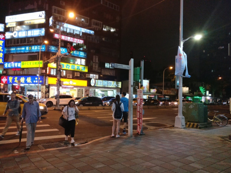 File:WalkToRoyalBiz1.jpg
