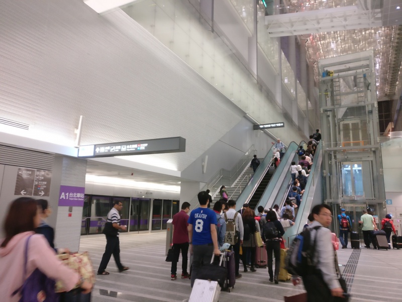 File:TaoyuanPlatformEscalatorToExit.jpg