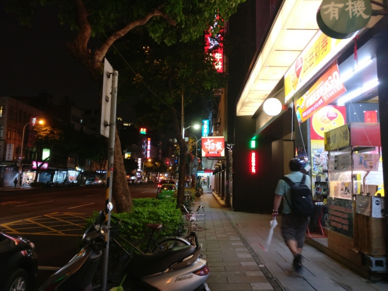 File:WalkToRoyalBiz3.jpg